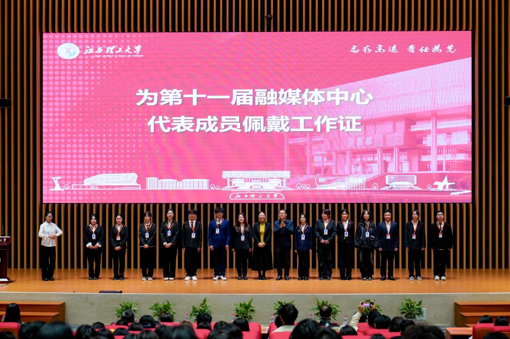 1215佩戴工作证.jpg