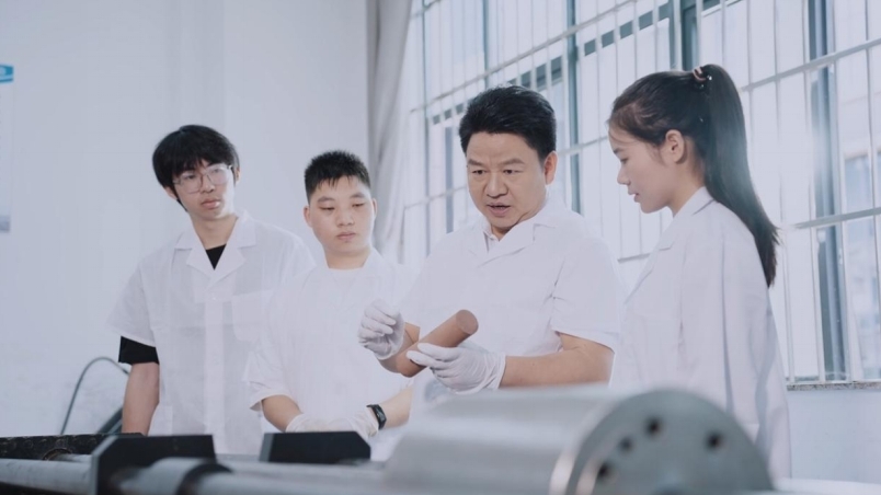 “全国模范教师”丰土根：深耕科研教育 担当作为树标杆